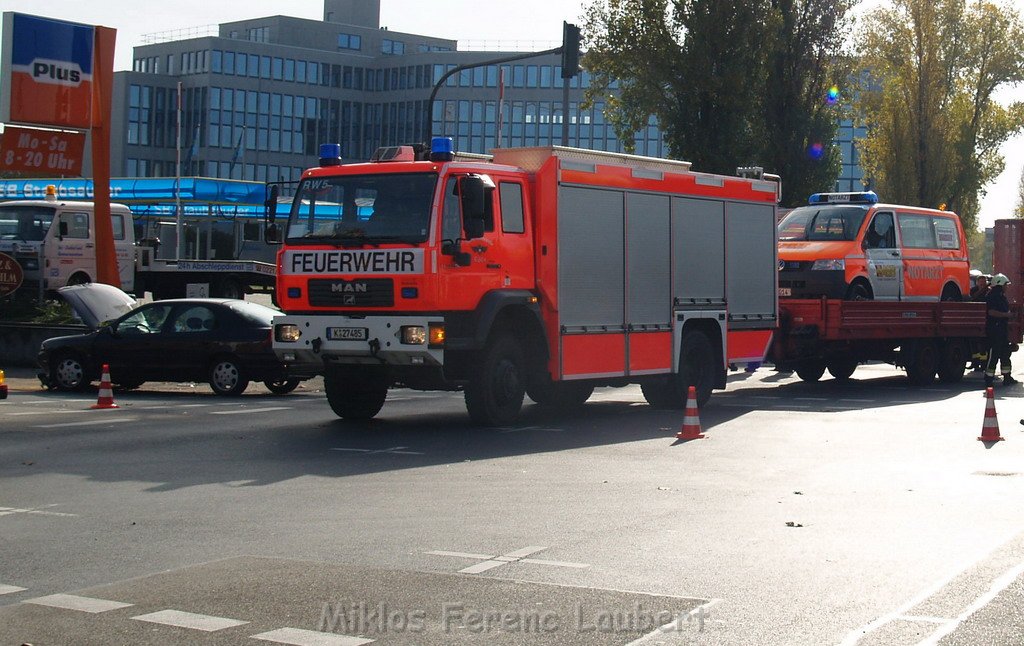 Schwerer VU Notarzt Pkw Koeln Ehrenfeld Weinsbergstr Oskar 182.JPG